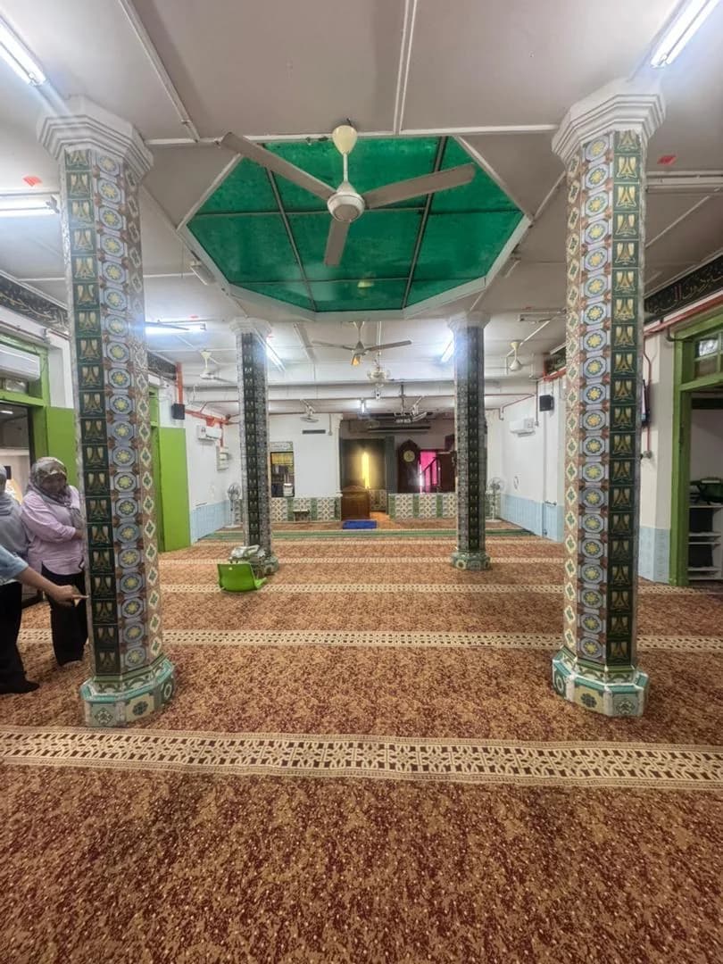 Ruang dalaman Masjid Al-Junid yang sedia ada